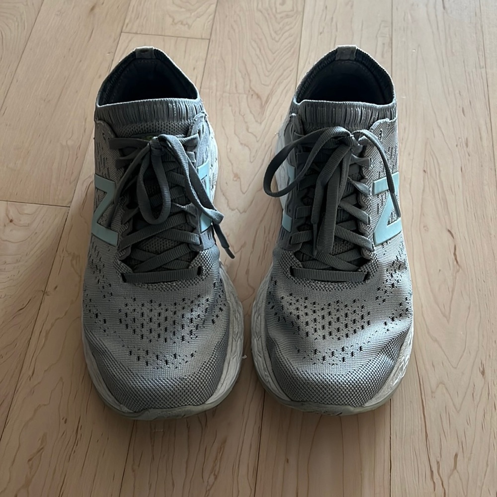 Like new size 8 wide new balance sneakers